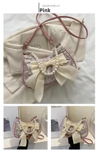 Borsa a tracolla rosa con grande fiocco in chiffon, perle e trama in jacquard