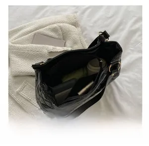 Vue intérieure montrant la grande capacité du sac cabas matelassé noir pour les essentiels