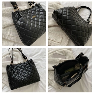 Vue macro d'un sac cabas noir en similicuir matelassé avec des détails dorés chic