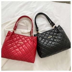 Détail macro de sacs cabas matelassés rouges et noirs avec des accents métalliques
