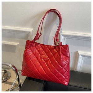 Détail du sac cabas rouge matelassé avec texture cuir et surpiqûres en losange chic