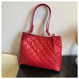 Vue détaillée du sac cabas rouge matelassé avec surpiqûres et finitions dorées