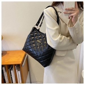 Détail du sac cabas matelassé en cuir PU noir avec finitions métalliques dorées