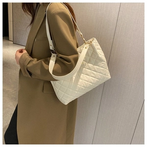 Détail du sac cabas en cuir matelassé avec surpiqûres losanges et anneaux en métal
