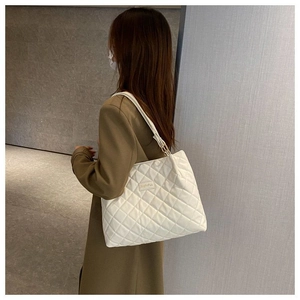 Vue détaillée du grand sac cabas matelassé blanc avec motif de losanges à l'épaule