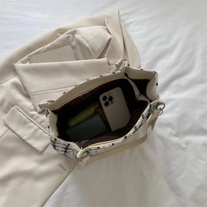 Vue intérieure du cabas en tweed montrant l'espace pour téléphone et parapluie