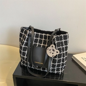 Détail du sac cabas en tweed avec lanières en cuir noir et broderie fashion