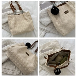 Dettagli della borsa tote trapuntata beige con manici marroni e interno spazioso