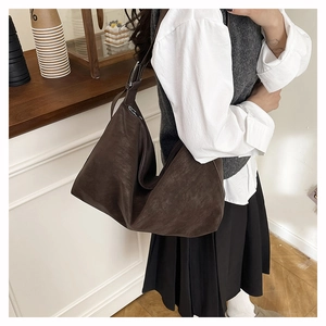 Dettaglio della borsa tote in pelle opaca marrone scuro con tracolla regolabile
