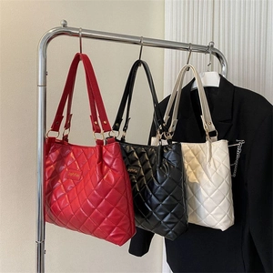 Sacs cabas matelassés pour femmes en rouge, noir et blanc avec détails dorés chic