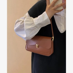 Retro brown leather saddle shoulder bag with gold metal buckle for women's fashion