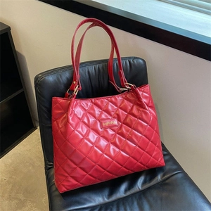 Grand sac cabas matelassé rouge avec plaque logo dorée et finition brillante en cuir PU