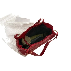 Grand sac cabas matelassé rouge avec intérieur spacieux pour vos essentiels quotidiens