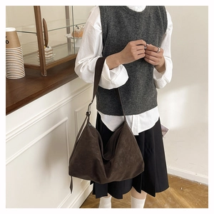 Grande borsa tote vintage in pelle scamosciata marrone con tracolla larga per il tempo libero