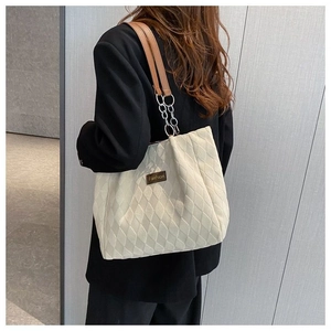 Borsa tote trapuntata beige con manici in pelle marrone e catena in metallo argento