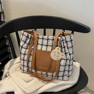 Grand sac cabas en toile à carreaux avec lanières en cuir marron et poche avant