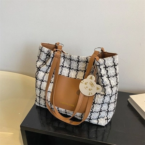 Grand sac cabas en tweed à carreaux avec garniture en similicuir brun et breloque tigre