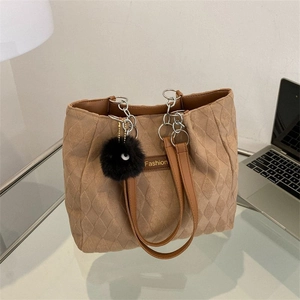 Borsa tote kaki retrò con motivo trapuntato, catene in metallo e ciondolo di peluche