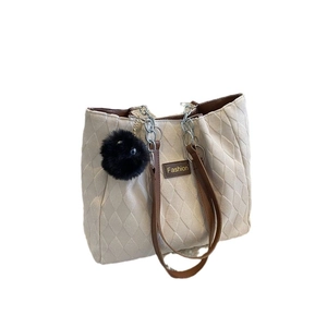 Grande borsa tote trapuntata beige con tracolla a catena e ciondolo morbido in stile retrò
