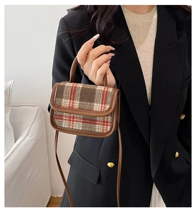 Détail d'un mini sac à main vintage à carreaux avec garniture en cuir et laine