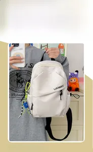 Détail d'un sac à dos en nylon beige en tissu imperméable avec logo LIANGKU noir