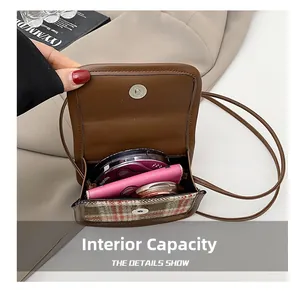 Vue détaillée de l'intérieur du sac à carreaux montrant l'espace pour le maquillage