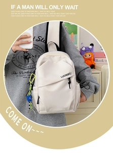 Détail du sac de poitrine blanc cassé étanche avec logo noir et cordon décoratif vert