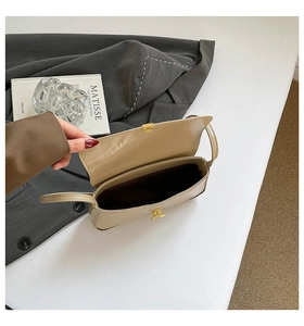 Détail intérieur du sac baguette beige avec fermoir doré et doublure marron chic