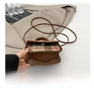 Vue détaillée du fond renforcé du petit sac bandoulière rétro en laine à carreaux