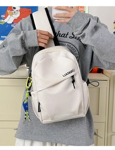 Gros plan d'un sac de poitrine en nylon blanc avec fermeture éclair noire et sangle