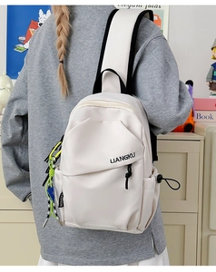 Détail du sac de poitrine blanc avec logo LIANGKU et sangle décorative fashion