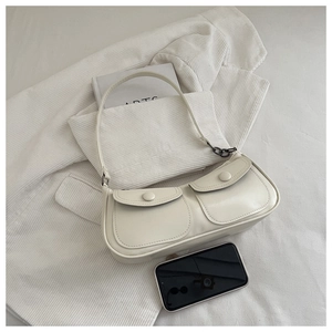 Vue à plat du sac baguette en similicuir crème avec doubles poches avant et boucles en métal