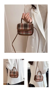 Détail du motif à carreaux rétro et de la poignée en cuir marron d'un mini sac bandoulière