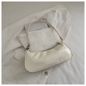 Détail du sac à bandoulière blanc crème en similicuir avec chaîne en métal noir