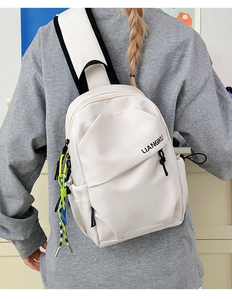 Détail du sac de poitrine blanc en nylon avec fermeture éclair vert néon et logo