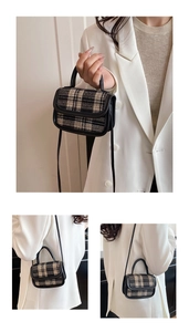 Vue détaillée du mini sac à carreaux avec bordures en cuir et options de porté épaule