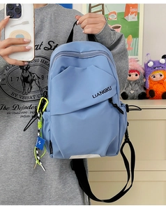 Gros plan du sac de poitrine bleu clair avec sangle réglable et détail du logo
