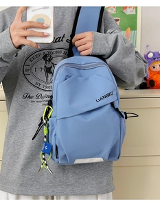 Gros plan d'un sac de poitrine bleu en nylon avec cordon vert fluo et détails de logo