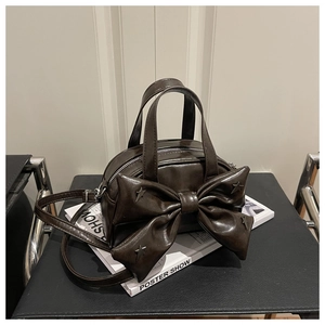 Détail du sac seau marron café avec grand nœud et clous étoiles en argent sur cuir PU vintage