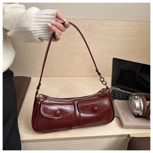 Détails du sac sous le bras rétro rouge bordeaux avec fini brillant et poches boutonnées
