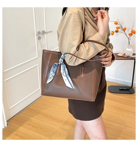 Sac cabas en cuir marron avec détail de foulard en soie pour un usage quotidien élégant