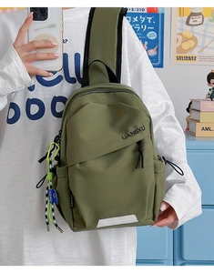 Vue détaillée du sac de poitrine en nylon vert olive avec logo et tirettes de zip tissées