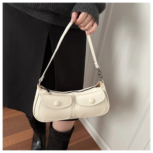 Détail du sac sous le bras crème vintage avec double poche frontale et sangle à chaîne