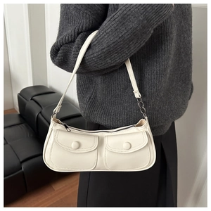 Petit sac à bandoulière crème chic avec doubles poches avant et détail chaîne en métal