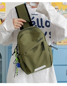 Détail du sac de poitrine en nylon vert armée avec cordon vert fluo et bande réfléchissante