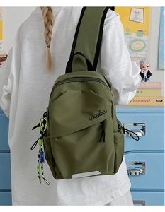Détail du sac de poitrine en nylon vert armée avec tirette tressée pour étudiants