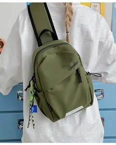 Gros plan sur un sac de poitrine en nylon vert armée avec détail zippé et étiquette de marque