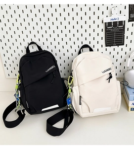 Détail de sacs bandoulière en nylon imperméable noir et beige avec le logo Liangku