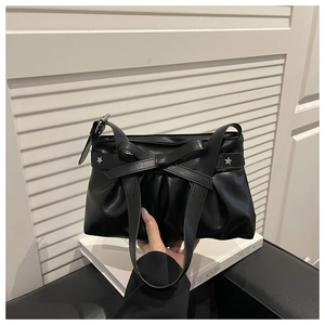 Detailansicht der schwarzen PU-Leder Schultertasche mit Schleife und silbernen Sternnieten