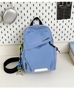 Vue détaillée d'un sac de poitrine en nylon bleu clair avec fermetures éclair
